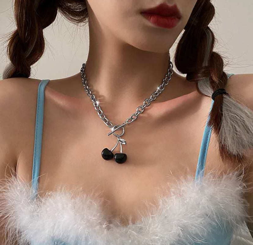 Black cherry detailed necklace