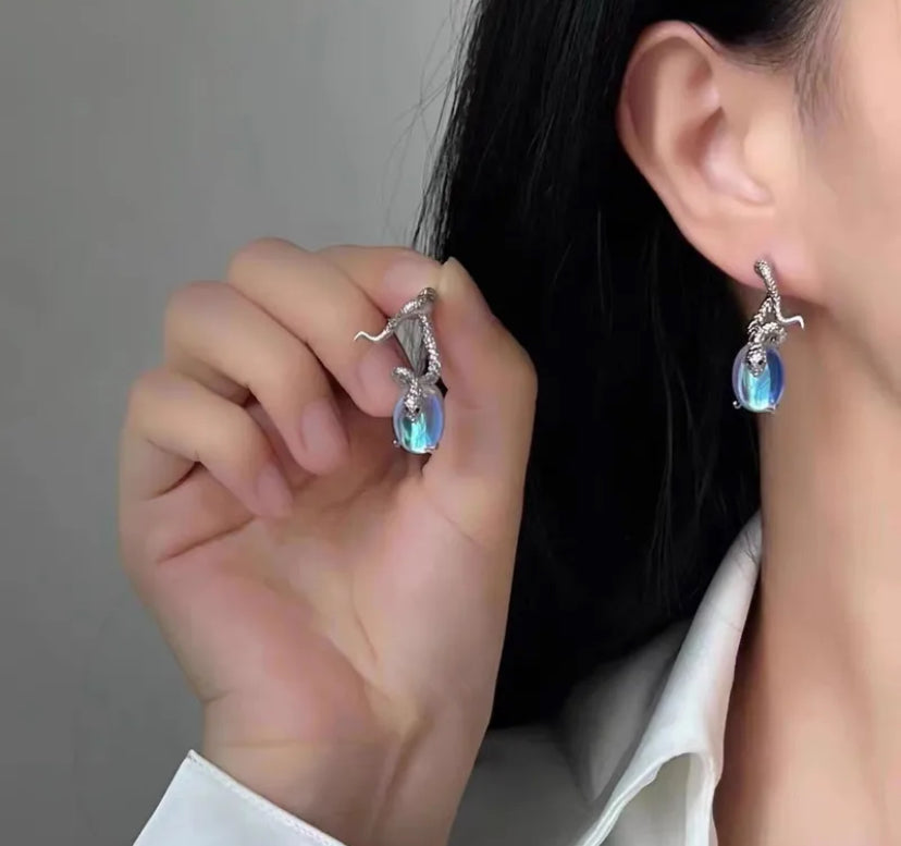 Snake detailed rhinestone earring