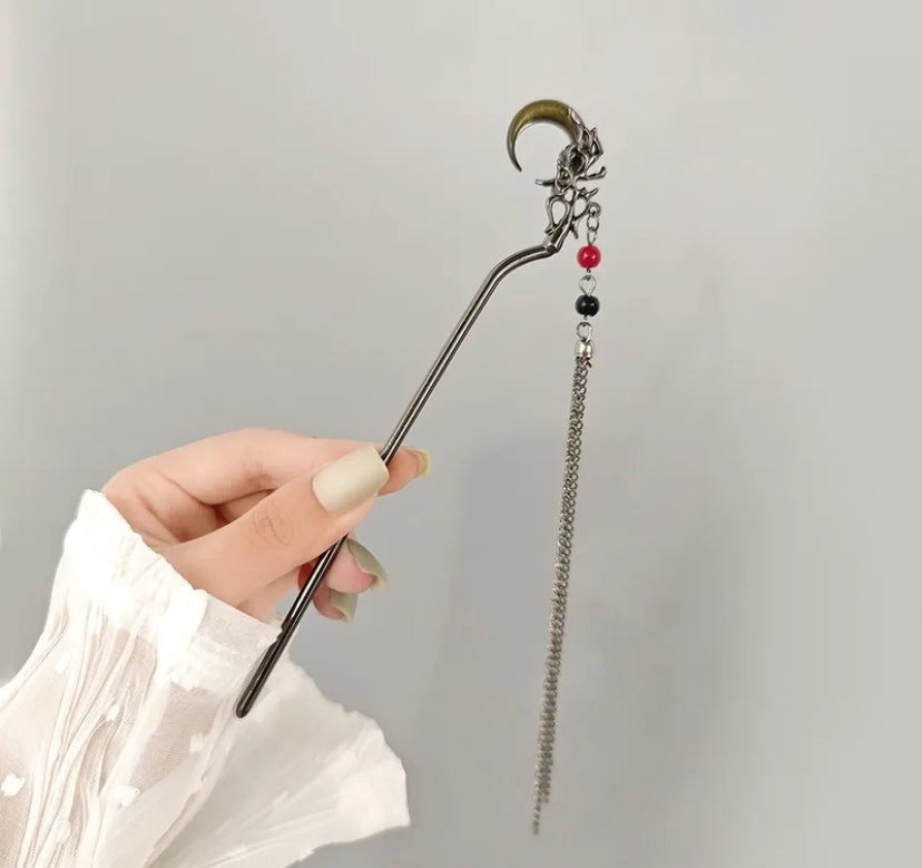 Moon shaped chain detailed hair pin