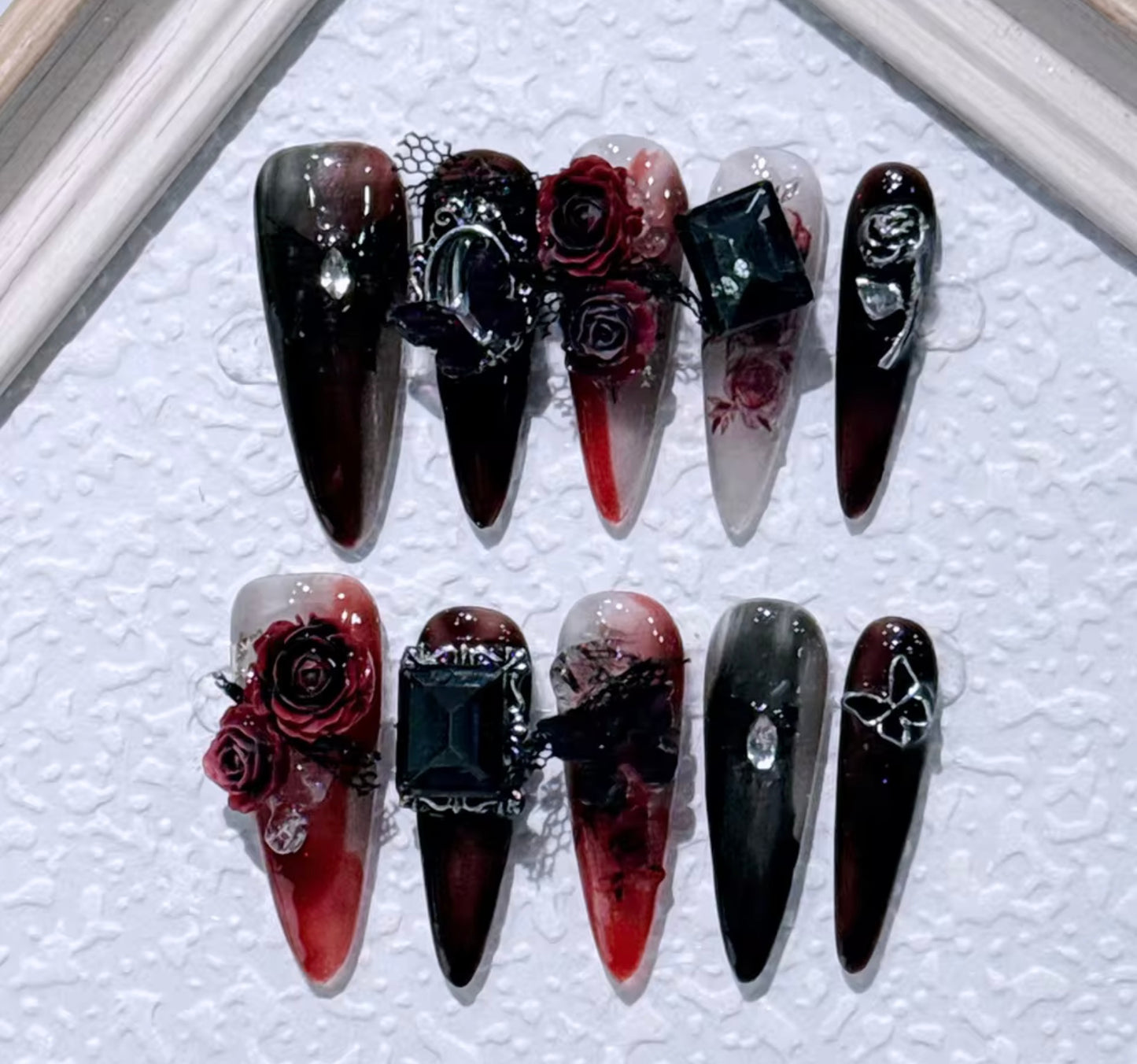 Rose detailed gothic press on nails