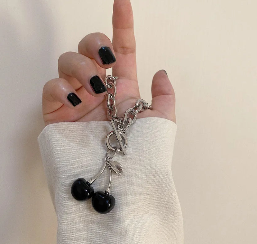 Black cherry detailed necklace