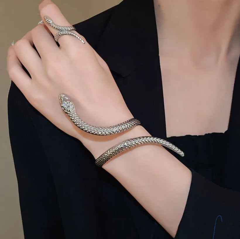 Snake detailed bracelet ring