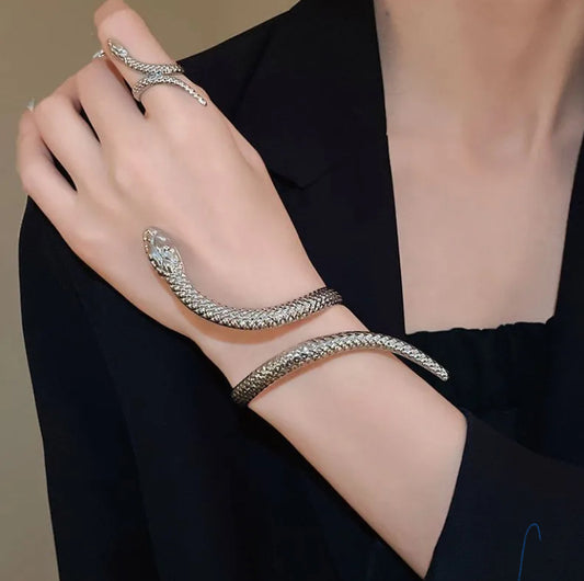 Snake detailed bracelet ring