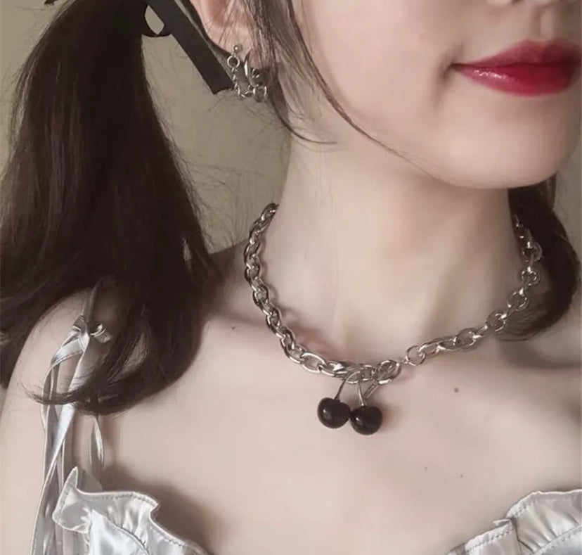 Black cherry detailed necklace