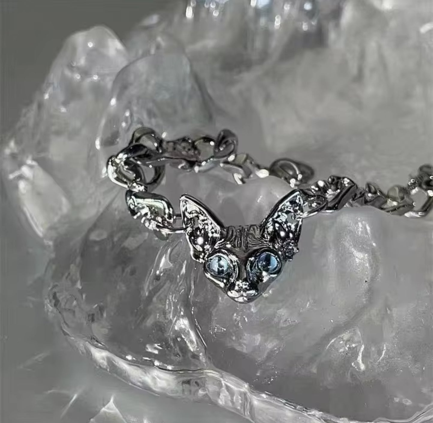 Cat eyed detailed y2k bracelet