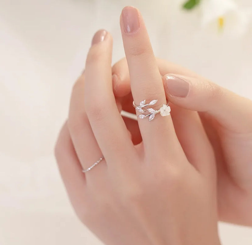Flower detailed 925 sterling silver zircon open ring