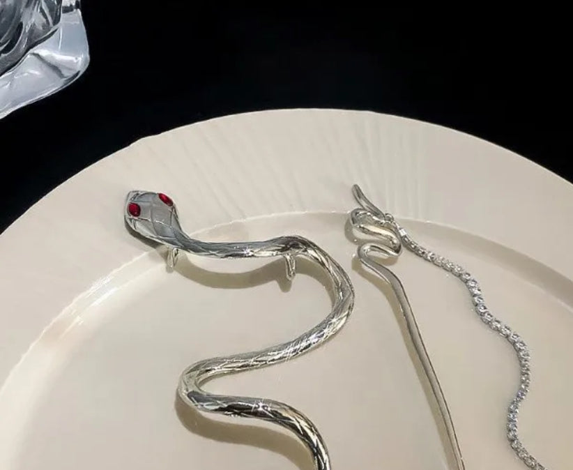 Snake detailed hairpin