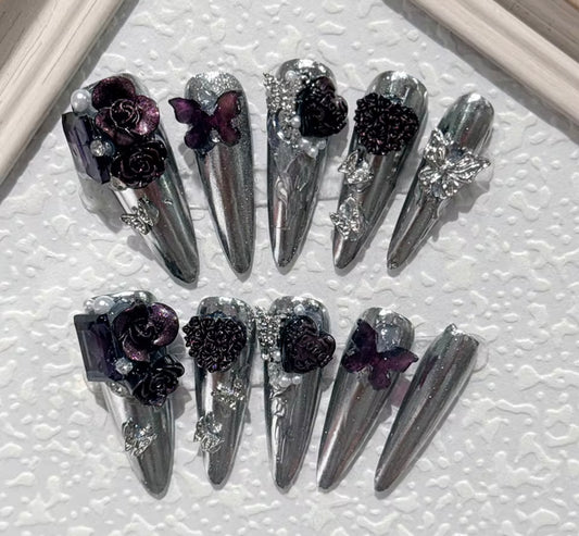 Metallic flower detailed nails