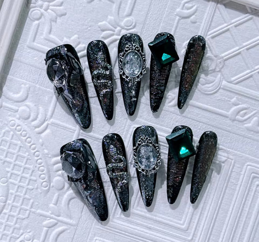 Snake detailed gothic press on nails