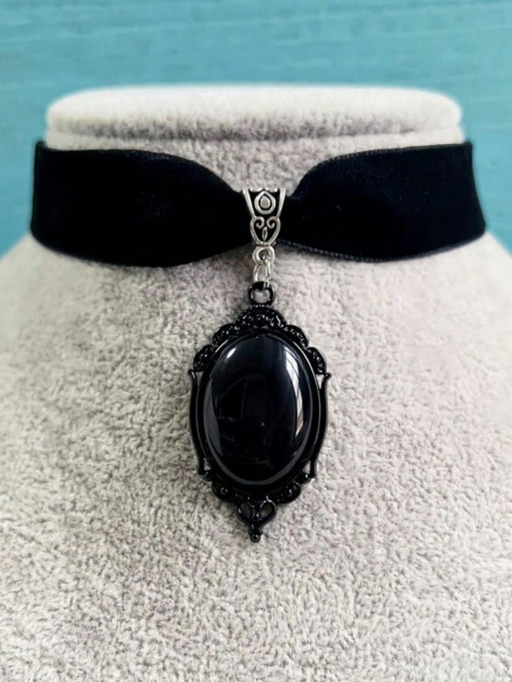 Gothic vintage choker
