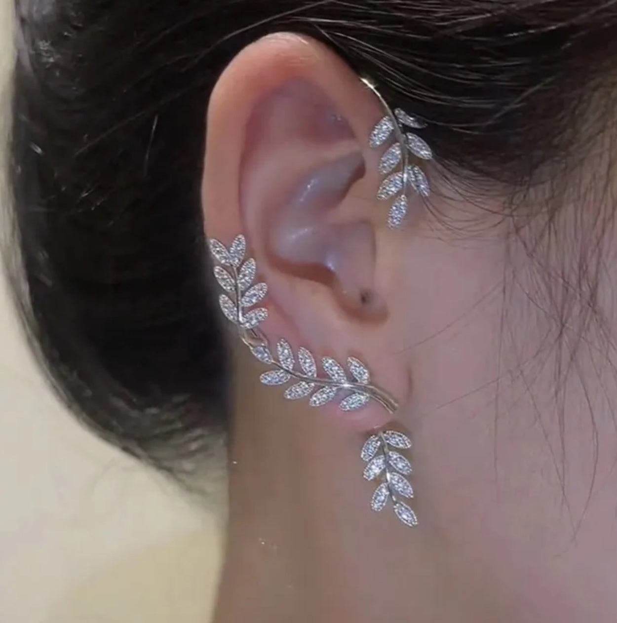 Rhinestone leaf earcuff single piece