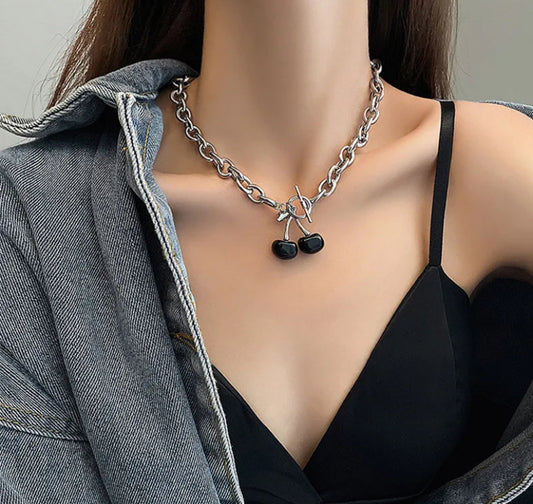Black cherry detailed necklace