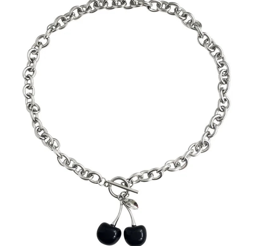 Black cherry detailed necklace
