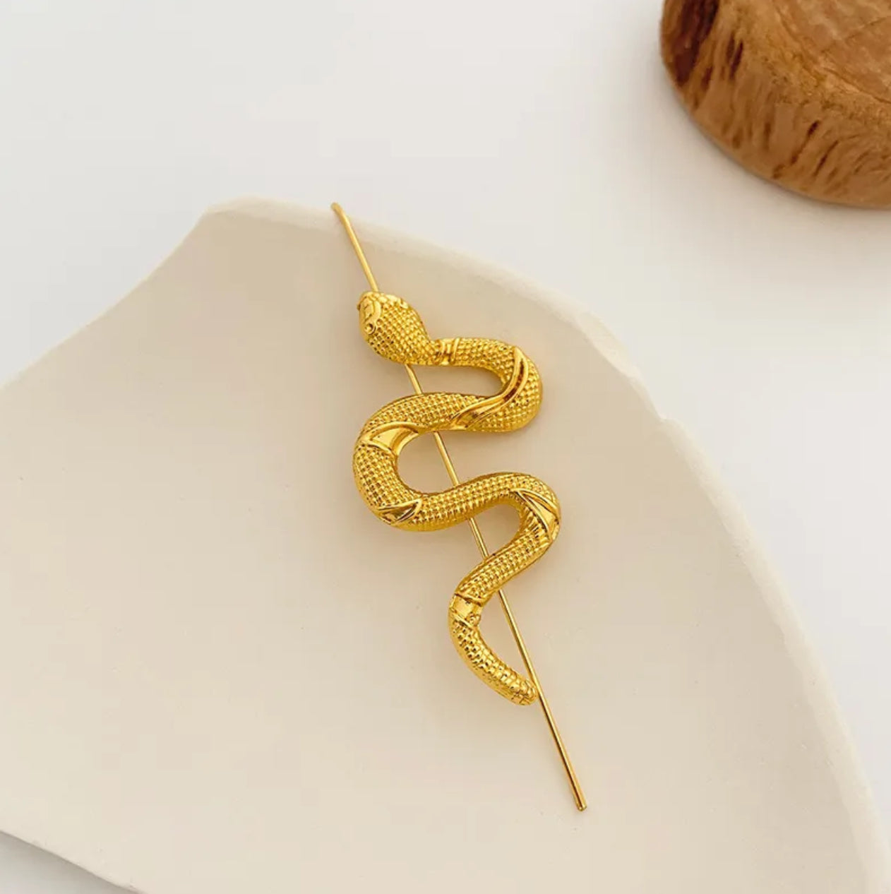 Snake detailed pin earcuuff