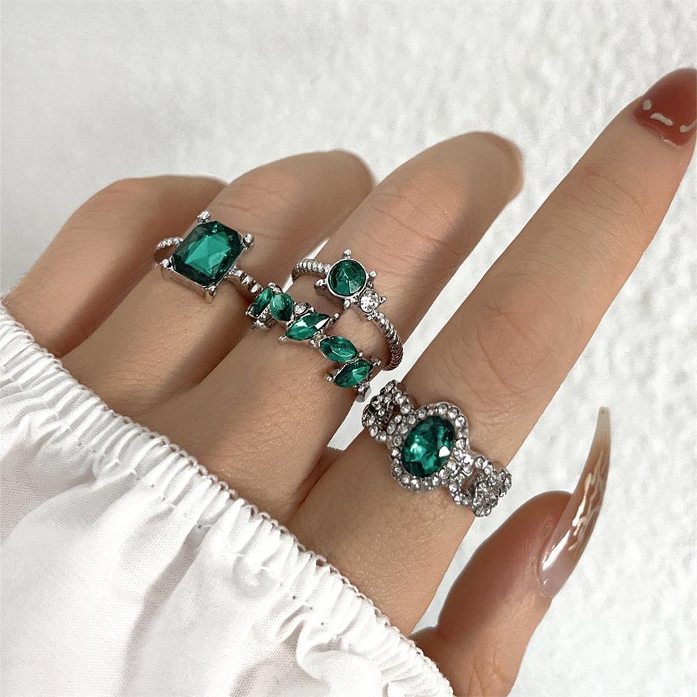 Emerald silver ring set